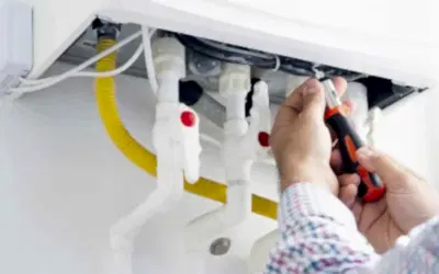 <strong>Konya Kombi Montaj – Kombi Bakımı; </strong>Projede belirlenmiş ve fizibiletisi yapılmış olan alana sağlam aparat ve bağlantı noktalarıyla monte edilmesi işlemine “kombi montajı” denir. Hermetik kombi ise baca çıkışı için yer açılarak şartnameye uygun şekilde takılır, yoğuşmalı ise bir gider kanalı açılır. Kombinin bulunacağı alan için işin uzmanı tarafından oluşabilecek tehlikeli durumlar göz önünde bulundurularak yapılan tavsiyelere gereken önem verilmelidir.<br /><br /><strong>Kombi montajı nasıl olmalıdır; </strong>Kombi montajı için hem üretici firmanın hem de gaz dağıtıcı firmanın kurallarına riayet edilir. Bu kurallar can ve mal kaybından koruyacağı gibi cihazının garanti kapsamına alınması ve daireye gaz verilebilmesi için kesin kurallardır. <br /><br /><strong>Kombi montajı kime yaptırılır; </strong>Sertifikalı firmalara montaj yaptırılmalıdır. Sertifikalı firmalar sertifikalı mühendis ve tekniker çalıştırmak zorunluluğundadırlar.<br /><br /><strong>Kombilere bakım yaptırmak gerekir mi; </strong>Kombilerin uzun ömürlü ve verimli çalışabilmesi için sadece arızalandığında değil periyodik olarak bakımları yapılması gerekir. Bakım için de sertifikalı firmalardan destek alınması gerekir.<br /><br /><strong>Kombi bakımı periyodu ne olmalıdır; </strong>En fazla yılda bir kez mutlaka bakım öneriyoruz. Bu bakım ile baca çekiş kontrolü ve filtrelerin temizliği yapılır ve varsa cihaz arıza kodları tespit edilip sorunlar giderilir.<br /><br /><strong>Kombiyi verimli çalıştırmak için ne yapmalıyım; </strong>Kış aylarında günün belli bir kısmında dışarda geçiyorsa kombi kapatılmamalıdır. Tekrar istenilen sıcaklığa ulaşmak için kombi olması gerekenden daha fazla çalışacak bu durum arızalara sebebiyet verebilir ve sarfiyatı arttırır. Evin ısınması için geçen sürede yaşam kalitesi azalacaktır. Don tehlikesi olan günlerde mutlaka en kısık ayarda da olsa çalıştırılmalıdır.<br /><br />Oda termostatı ve termostatik vana kullanmak kombinin verimli çalışması ciddi yardımda bulunur. Kombi açık balkon gibi dış bir ortamdaysa kombi dolabı ve alt bağlantılarının çeşitli izalasyonmalzemleri ile kaplanmasının ciddi önemi vardır.<br /><br /><strong>Kombi seçimi yapılırken nelere dikkat edilmeli; </strong>Bulunulan ilde servis ağının bulunması seçim yaparken öncelikli konuların başında gelir. Modülasyon aralığı geniş olan kombiler gaz sarfiyatının az olmasında önemli faktördür.